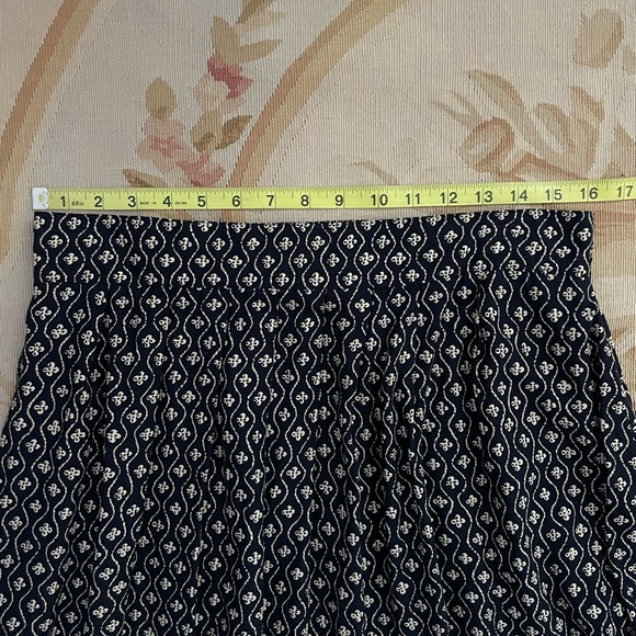 Elegant Black and Cream Patterned Skirt - Picture 3 of 6